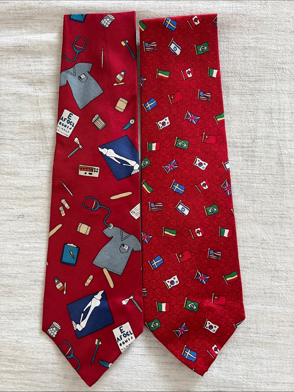 Men's Red Patterned Necktie - Classic Travel & Icon Motifs